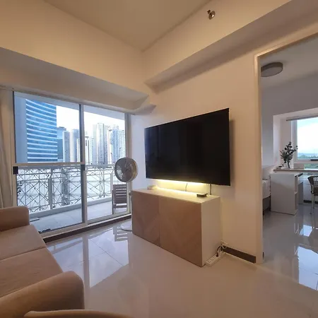 Executive Suite, City Skyline Near Solaire & Mrt